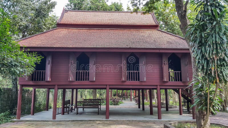 Thais huis, oud, mooi, vreedzaam, schaduwrijk, met uniek royalty-vrije stock afbeeldingen Thais huis, oud, mooi, vreedzaam, schaduwrijk, met uniek royalty-vrije stock afbeeldingen