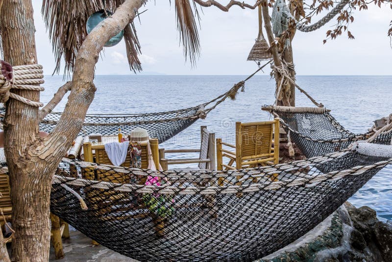 Thais Restaurant met hangmatten op een klip over de oceaan stock afbeeldingen Thais Restaurant met hangmatten op een klip over de oceaan stock afbeeldingen