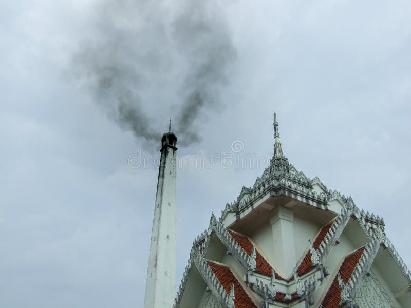 Thaise crematoir met rook stock afbeeldingen Thaise crematoir met rook stock afbeeldingen