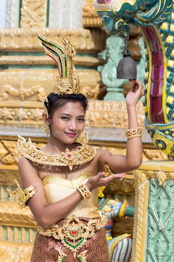 Thaise Vrouw In Traditioneel Kostuum Van Thailand Stock Afbeelding