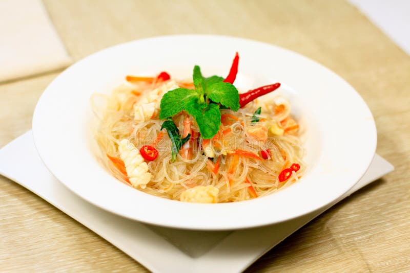 Thaise kruidige zeevruchtensalade royalty-vrije stock afbeeldingen Thaise kruidige zeevruchtensalade royalty-vrije stock afbeeldingen