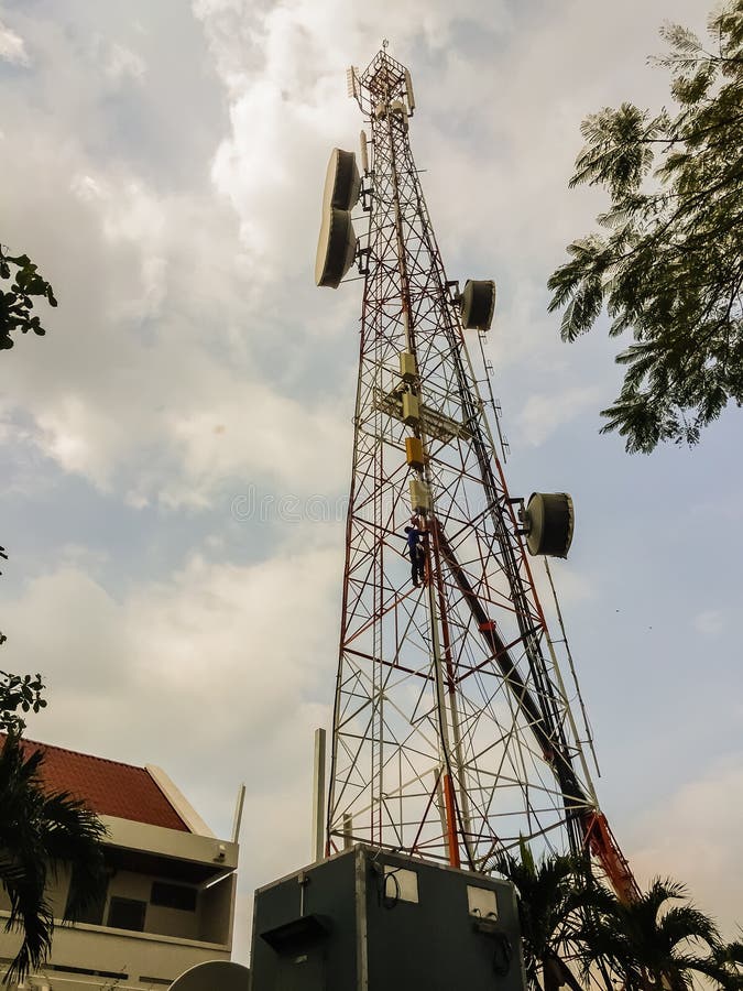 Thaise Technici die aan een Telecommunicatietoren werken in Pattaya royalty-vrije stock fotografie Thaise Technici die aan een Telecommunicatietoren werken in Pattaya royalty-vrije stock fotografie
