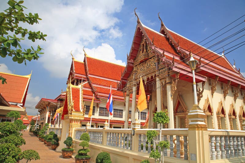 Thaise tempelarchitectuur tegen een blauwe lucht royalty-vrije stock afbeeldingen