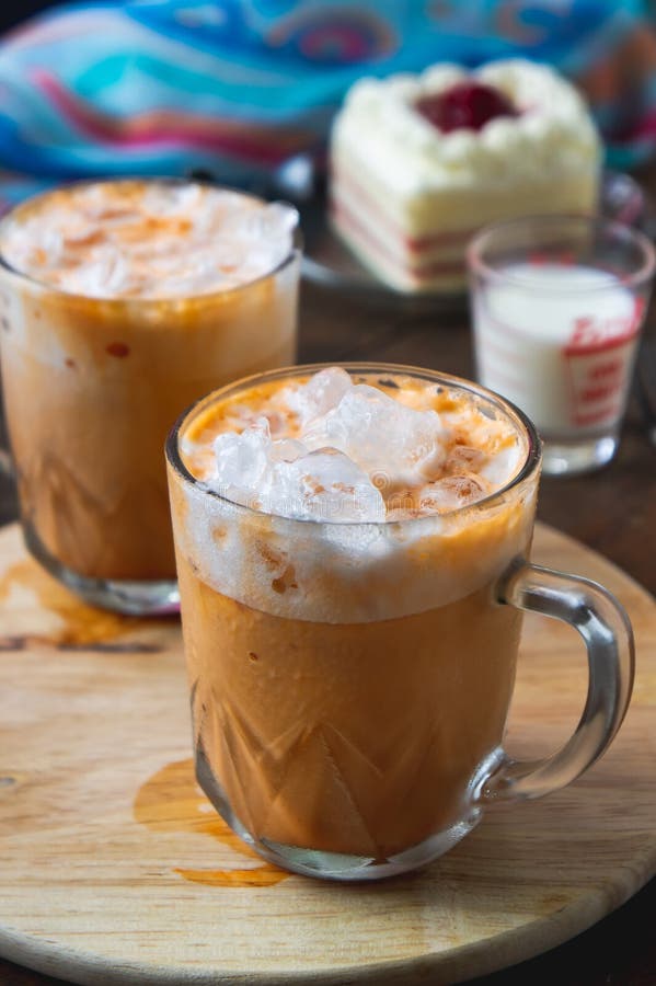 Thaise thee milkshank zoete drank op het glas voor verfrissing stock afbeelding Thaise thee milkshank zoete drank op het glas voor verfrissing stock afbeelding