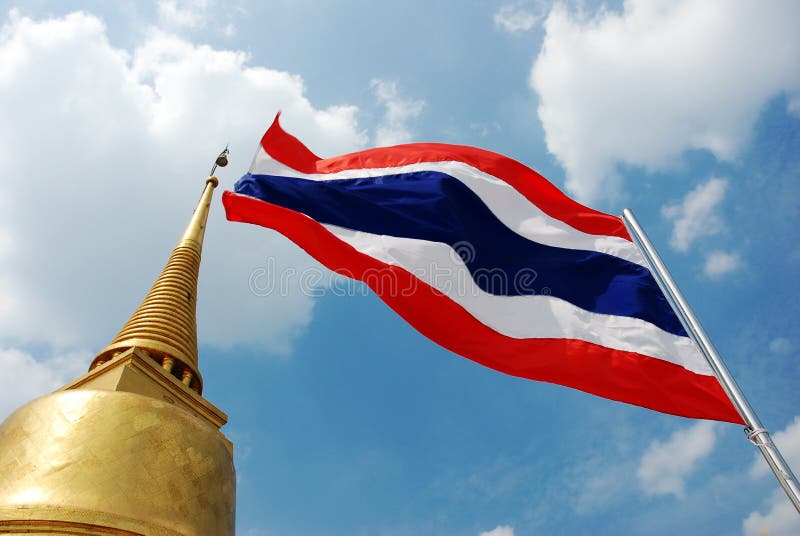 Thaise vlag en de pagode stock fotografie