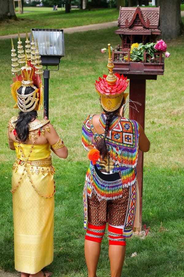 Thaise Vrouwen In Kleurrijke Traditionele Thaise Kostuums Tijdens Het ... Traditional Thai Dancing