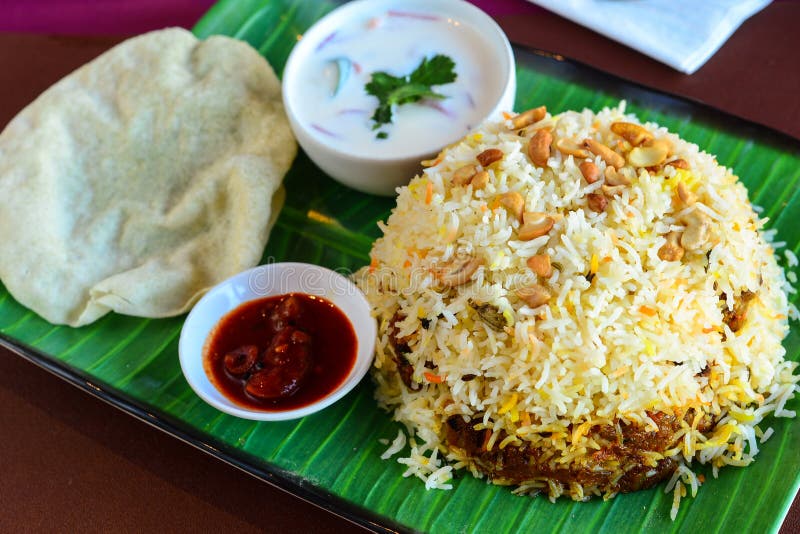 Thali biryani κοτόπουλου που εξυπηρετείται με τη στάρπη και papad στοκ εικόνες με δικαίωμα ελεύθερης χρήσης