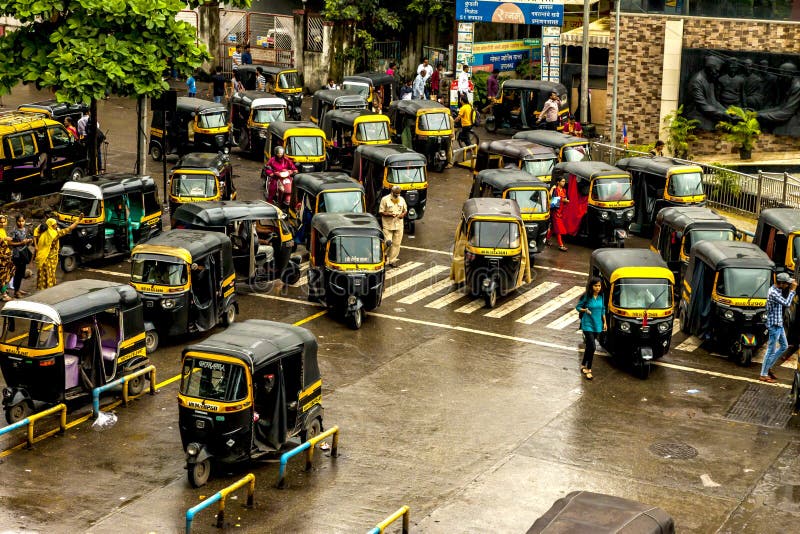 Thane de Mumbai, Inde - 25 août 2018 Pousse-pousse de tuk de Tuk attendant à la place principale dans le thane, Inde une des vill photos libres de droits Thane de Mumbai, Inde - 25 août 2018 Pousse-pousse de tuk de Tuk attendant à la place principale dans le thane, Inde une des vill photos libres de droits