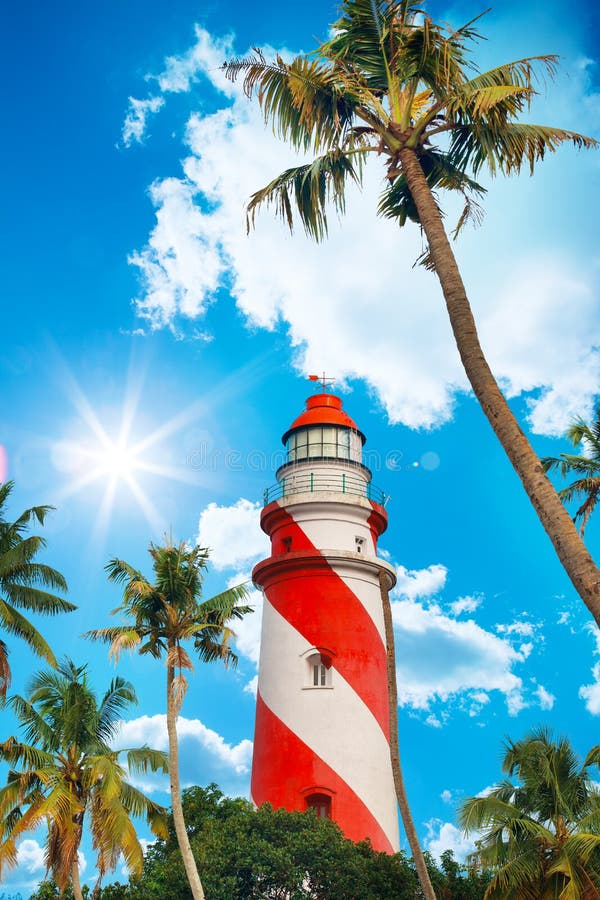 Thangasseryvuurtoren op de klip door palmen en grote overzeese golven op het Kollam-strand wordt omringd dat Kerala, India stock foto Thangasseryvuurtoren op de klip door palmen en grote overzeese golven op het Kollam-strand wordt omringd dat Kerala, India stock foto