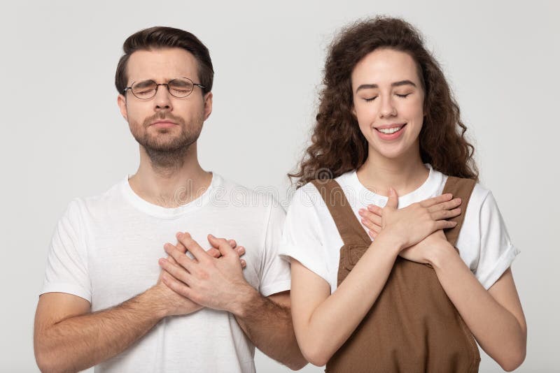 Благодарный молодой. Average Millenial couple. Happy man holding hands on Chest feeling. Uzbekman with hand on Chest. Hands in Chest.