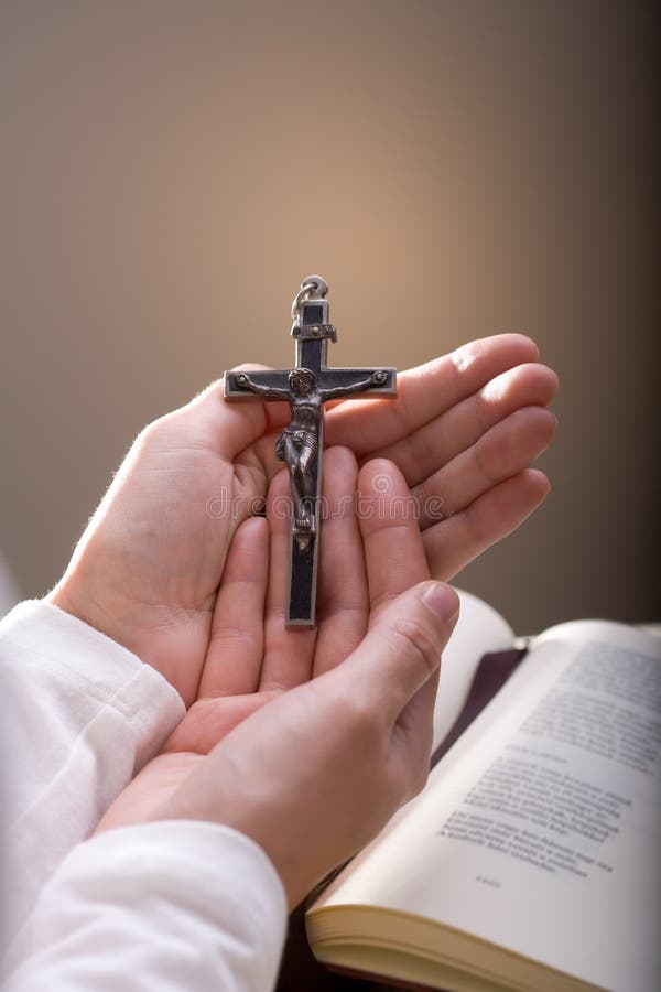 Gläubiger Christ holding alte Kreuz in die hand.