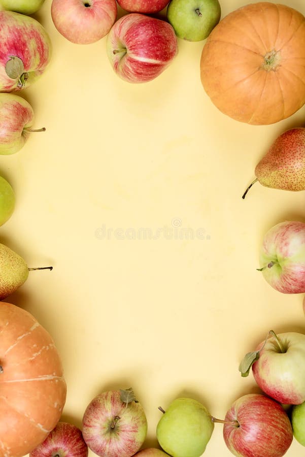 Thanksgiving Background Apples Pumpkins auf gelben Hintergrund Copy Space für Text Frame Vertikal Halloween Thanksgiving Tag oder lizenzfreie stockfotos