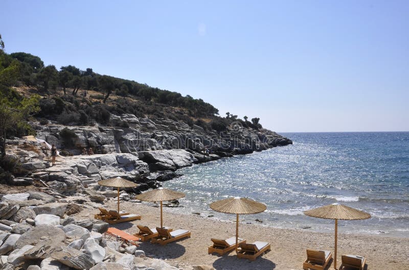 Thassos, le 19 août : Scène de plage d'île de Thassos en Grèce image libre de droits Thassos, le 19 août : Scène de plage d'île de Thassos en Grèce image libre de droits