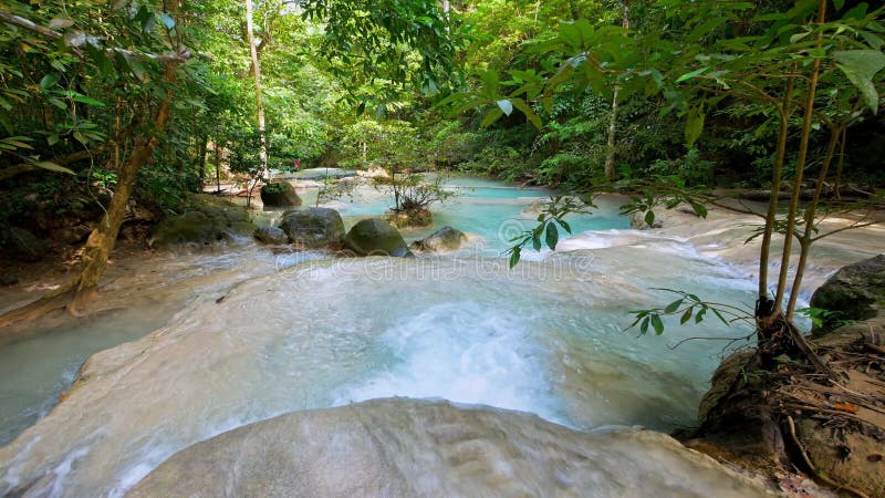 Thaïlande erawan kanchanaburi de captures d'angle faible en cascade