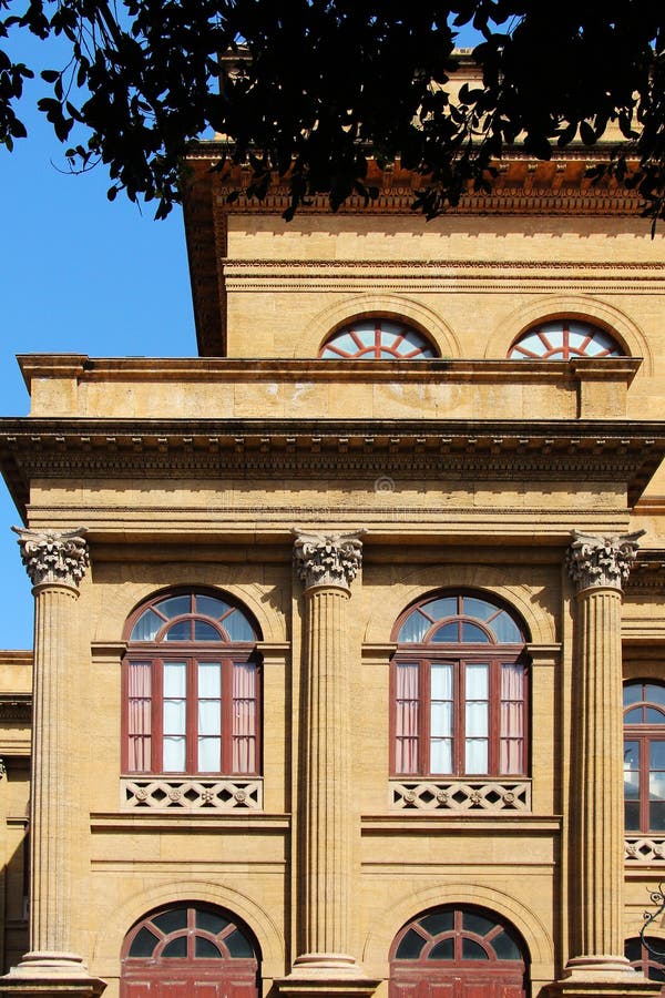 De fachada de de, Sicilia, está bien conocido muestra de ecléctico estilo, siglo, corintio columna capitales, retrato reducir.