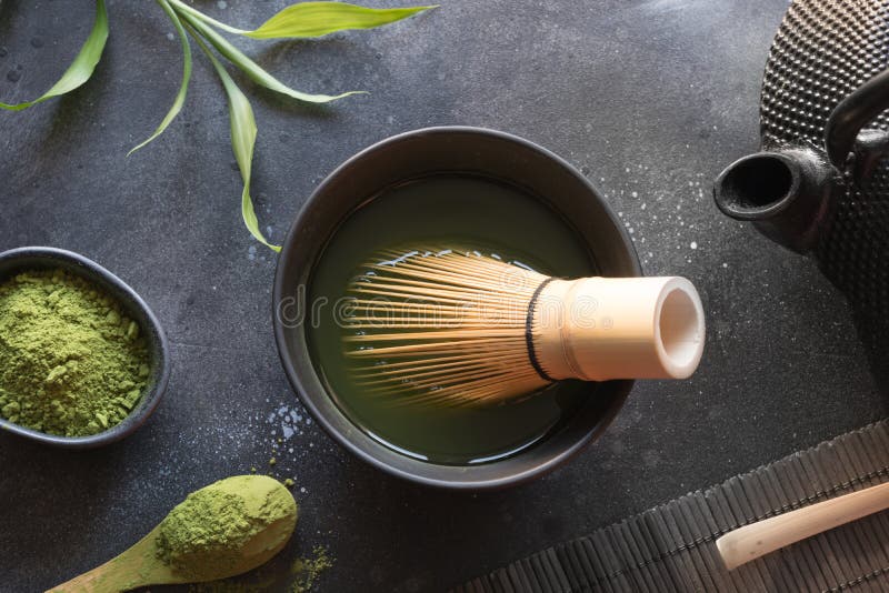 Thee en bamboe van ceremonie zwaaien het de groene matcha op zwarte lijst Hoogste mening Ruimte voor tekst stock foto Thee en bamboe van ceremonie zwaaien het de groene matcha op zwarte lijst Hoogste mening Ruimte voor tekst stock foto