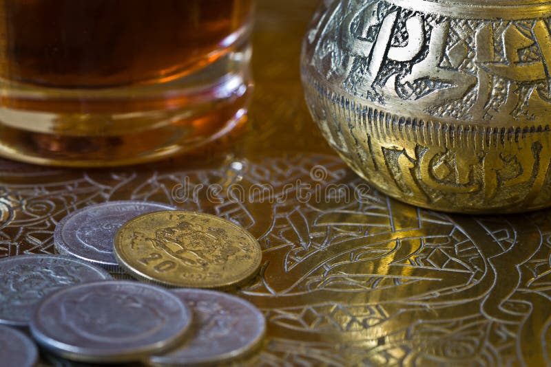 Thee en muntstukken over een dienblad royalty-vrije stock afbeeldingen Thee en muntstukken over een dienblad royalty-vrije stock afbeeldingen