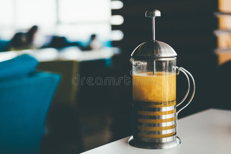 Theepot met thee op de lijst stock afbeelding Theepot met thee op de lijst stock afbeelding
