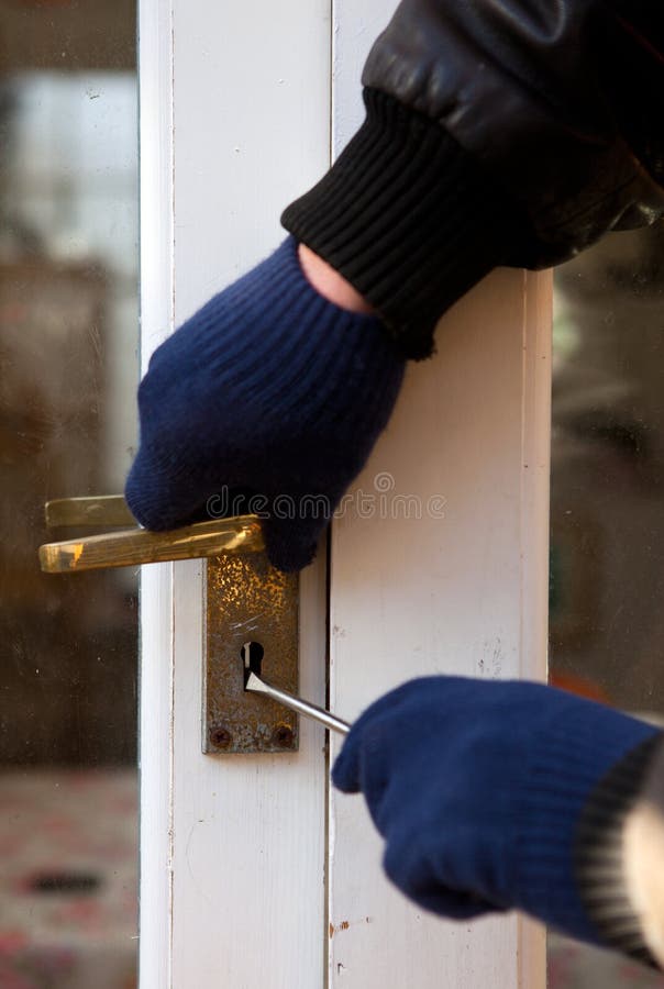 Vloupání doma nebo v domě, Zloděj se šroubovákem v platnost otevřít dveře.