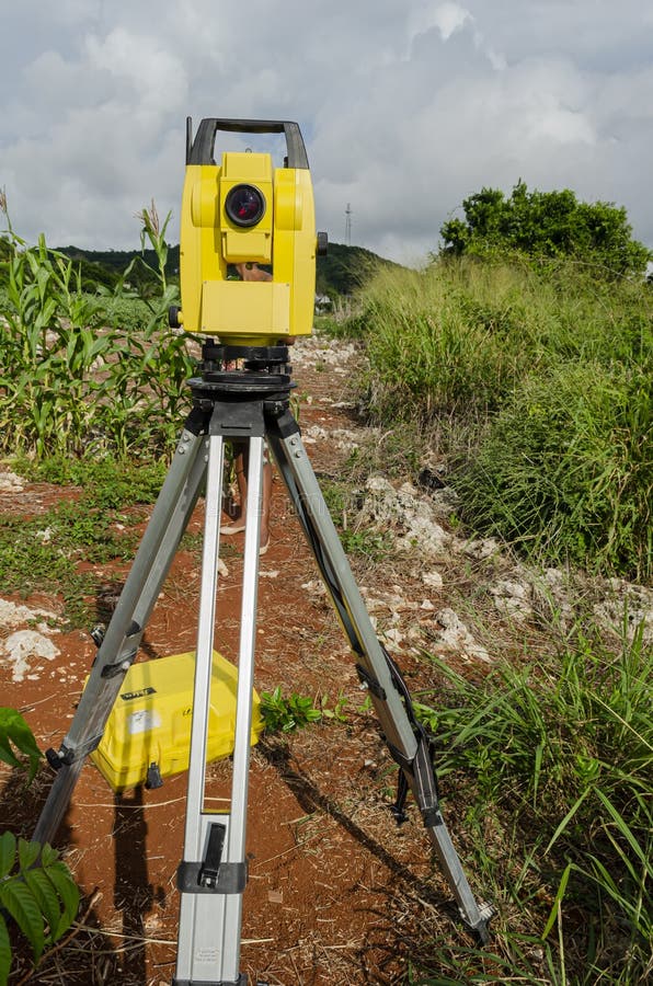 Theodolite van de onderzoeker stock foto's Theodolite van de onderzoeker stock foto's