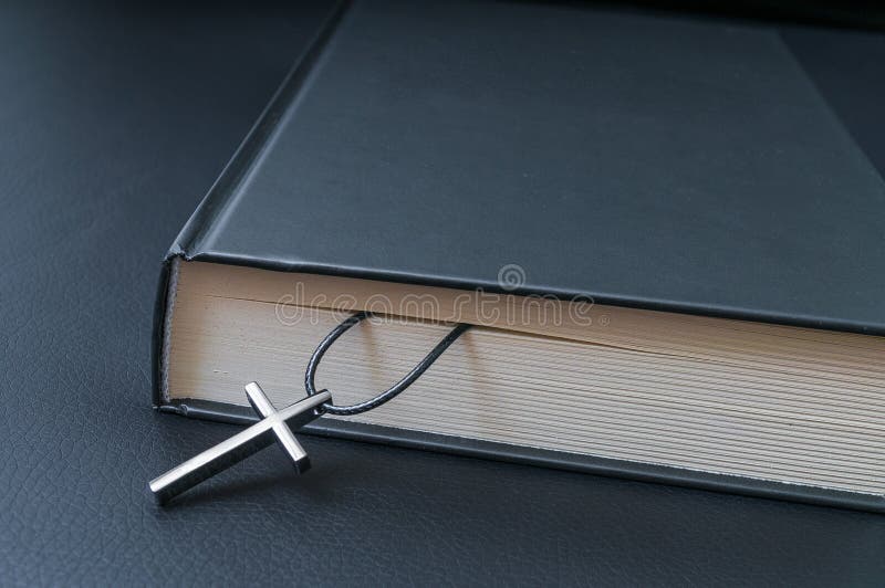 Theologieconcept Metaal dwars en Heilige Bijbel op zwarte backgro royalty-vrije stock fotografie Theologieconcept Metaal dwars en Heilige Bijbel op zwarte backgro royalty-vrije stock fotografie