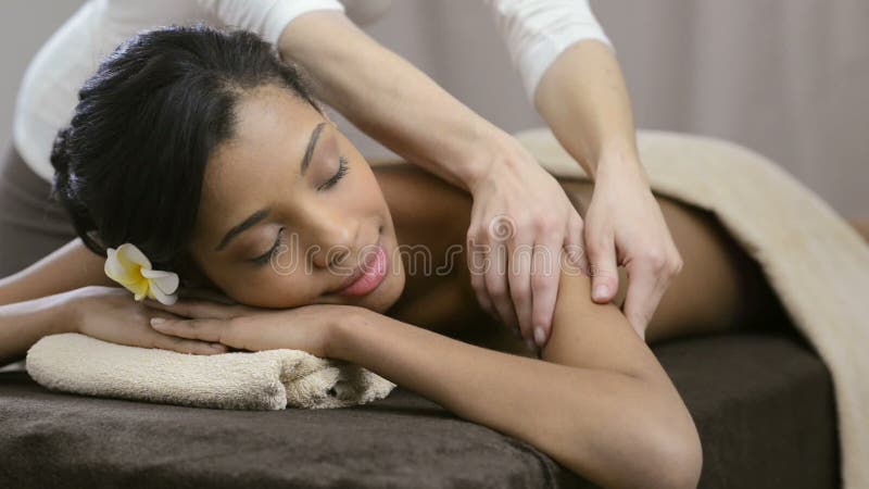 Therapeut führt Massage durch stock footage