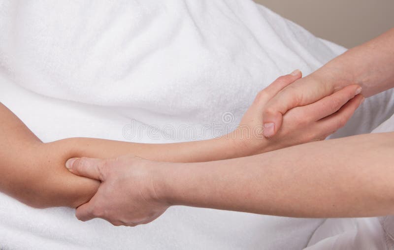 Therapeut die de diepe massage van de weefselterugwinning doen
