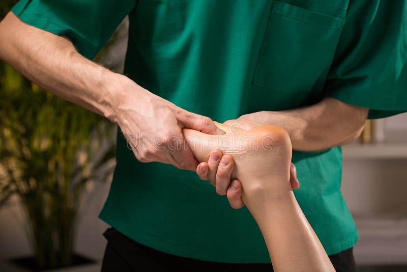 Therapeut und Reflexzonenmassage lizenzfreies stockbild Therapeut und Reflexzonenmassage lizenzfreies stockbild