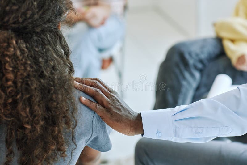 Pohled zblízka na samec terapeut pracovní v podpora skupina a podporující ruka na rameno, kopírovat prostor.