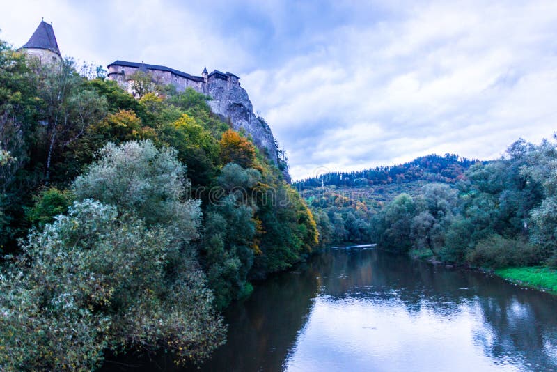 Na vrchole kopca nad riekou je hrad