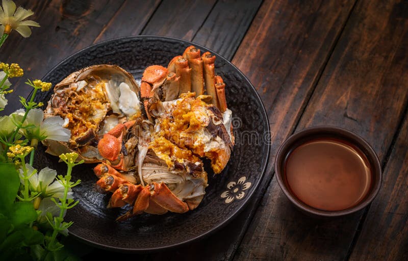 There is a tray of hairy crabs on the table.