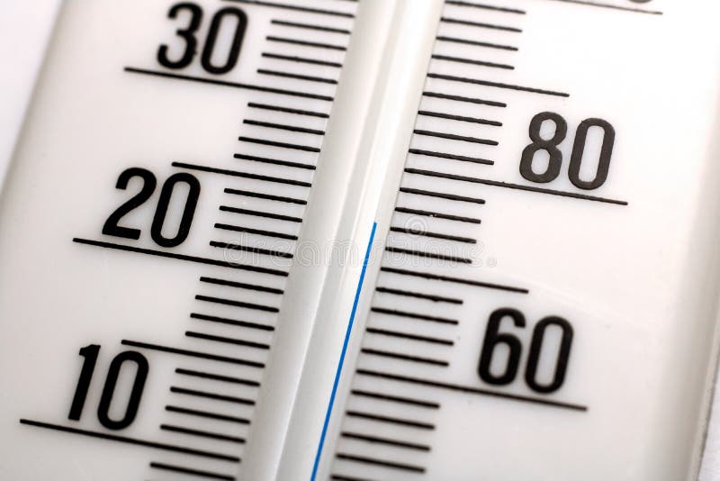 Thermomètre à Mercure De La Chambre Sur Le Gros Plan De Table