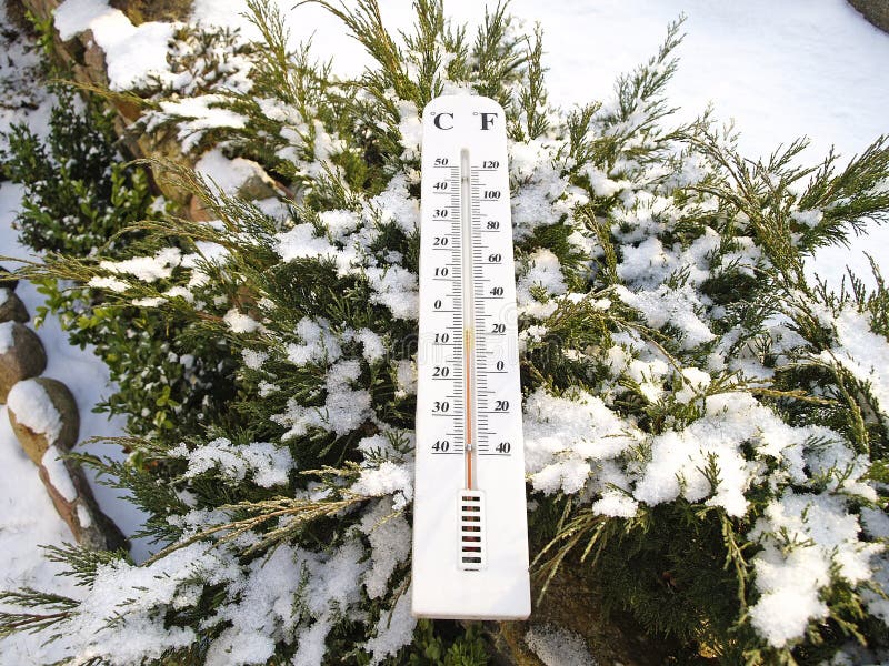 Thermometer in de sneeuw royalty-vrije stock foto's Thermometer in de sneeuw royalty-vrije stock foto's