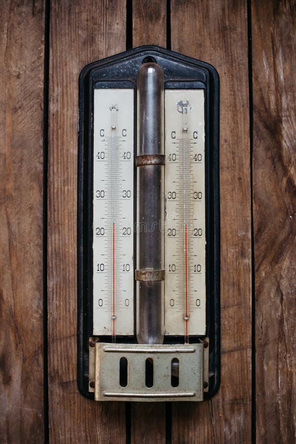 thermomètre antique sur le fond en bois, 26 degrés de Celsius photographie stock libre de droits thermomètre antique sur le fond en bois, 26 degrés de Celsius photographie stock libre de droits