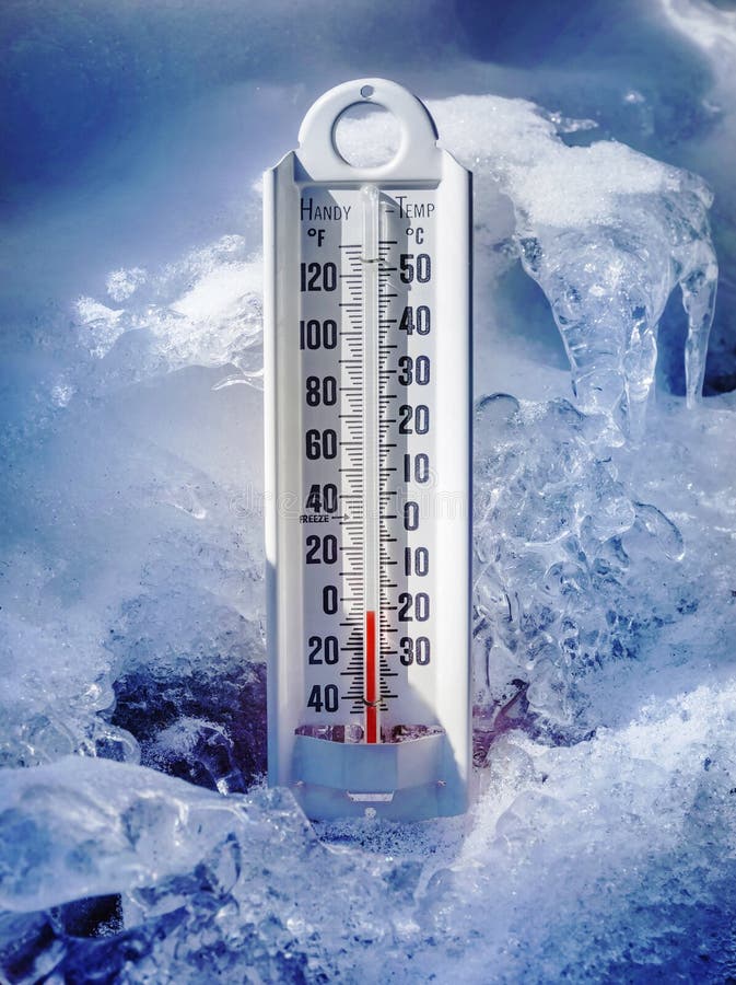 Thermomètre glacé dans la glace et la neige