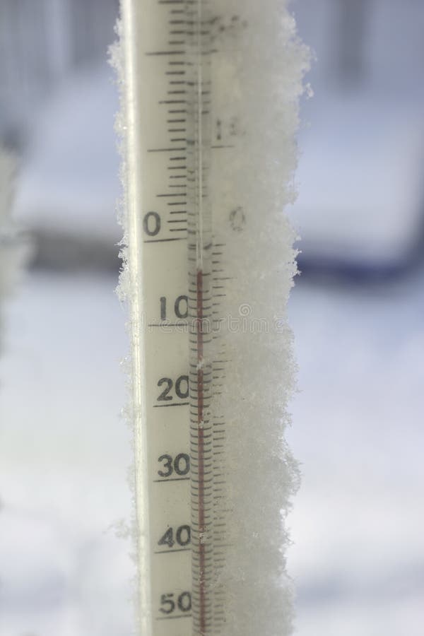 Thermomètre sur un gel apporté par la neige photo libre de droits Thermomètre sur un gel apporté par la neige photo libre de droits