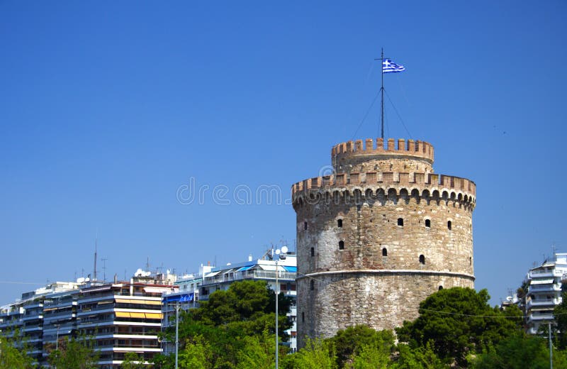 Blanco la Torre en salónica cielo azul.