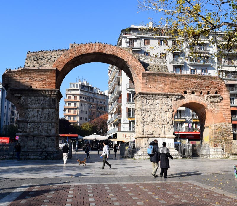 Thessaloniki, Griekenland - December 28 2015: Boog van Galerius, oriëntatiepunt in Thessaloniki, Griekenland royalty-vrije stock foto's Thessaloniki, Griekenland - December 28 2015: Boog van Galerius, oriëntatiepunt in Thessaloniki, Griekenland royalty-vrije stock foto's