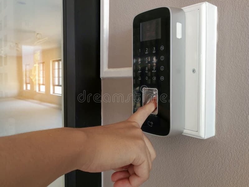 The†‹ręka ludzie i elektroniczny cyfrowy drzwi, odcisk palca obraz cyfrowy dla otwiera drzwiowego system bezpieczeństwa fotografia stock The†‹ręka ludzie i elektroniczny cyfrowy drzwi, odcisk palca obraz cyfrowy dla otwiera drzwiowego system bezpieczeństwa fotografia stock