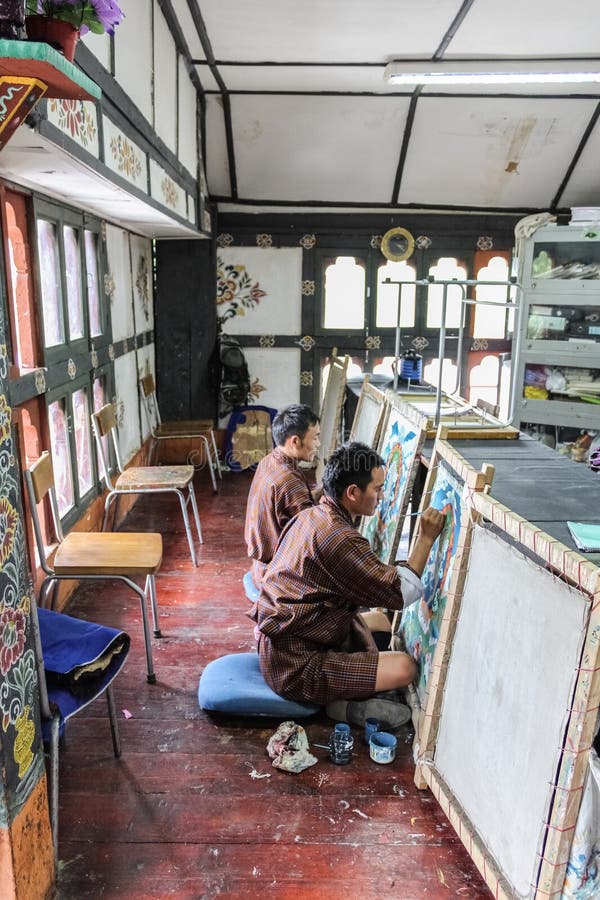 Thimphu, Butão - 11 de setembro de 2016: Estudantes da pintura no instituto nacional para Zorig Chusum, Thimphu imagens de stock royalty free Thimphu, Butão - 11 de setembro de 2016: Estudantes da pintura no instituto nacional para Zorig Chusum, Thimphu imagens de stock royalty free