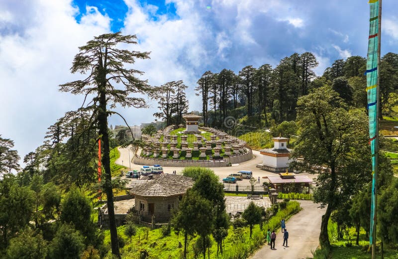 Thimphu, Μπουτάν - 10 Σεπτεμβρίου 2016: Druk Wangyal Khangzang Stupa με 108 chortens, πέρασμα Dochula, Μπουτάν στοκ εικόνες με δικαίωμα ελεύθερης χρήσης Thimphu, Μπουτάν - 10 Σεπτεμβρίου 2016: Druk Wangyal Khangzang Stupa με 108 chortens, πέρασμα Dochula, Μπουτάν στοκ εικόνες με δικαίωμα ελεύθερης χρήσης
