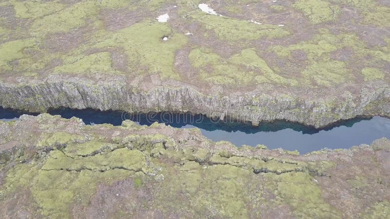 Thingvellir è una delle destinazioni turistiche più popolari in islanda. La vista aerea segna la cresta della cresta midatlantica