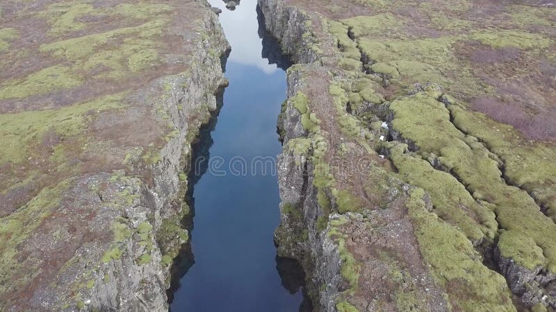 Thingvellir è una delle destinazioni turistiche più popolari in islanda. La vista aerea segna la cresta della cresta midatlantica