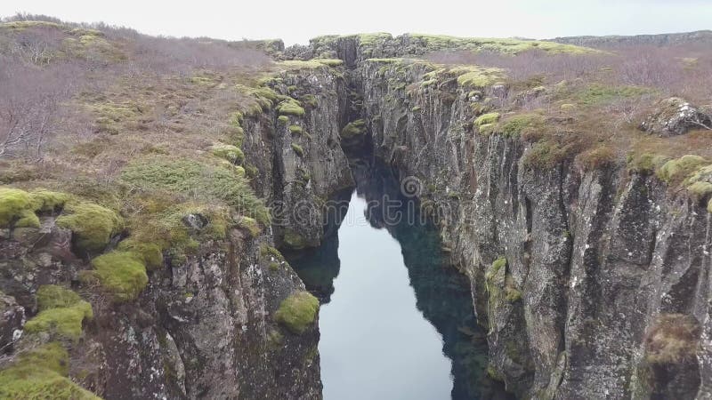 Thingvellir è una delle destinazioni turistiche più popolari in islanda. La vista aerea segna la cresta della cresta midatlantica