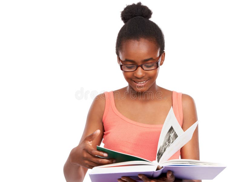 O fată de culoare și cititul unei cărți cu educație informatică și ochelari izolați pe un fond alb al studioului royalty free stock photography