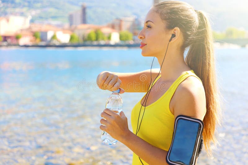 https://thumbs.dreamstime.com/b/thirsty-fitness-woman-opens-bottle-water-training-outdoor-fit-using-smartphone-app-armband-listening-to-music-159381838.jpg