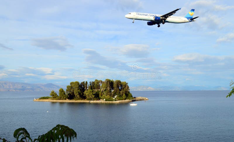 Thomas Cook Airlines Airbus-Fliegen über Mäuseinsel und dem Meer auf Korfu, Griechenland stockbild Thomas Cook Airlines Airbus-Fliegen über Mäuseinsel und dem Meer auf Korfu, Griechenland stockbild