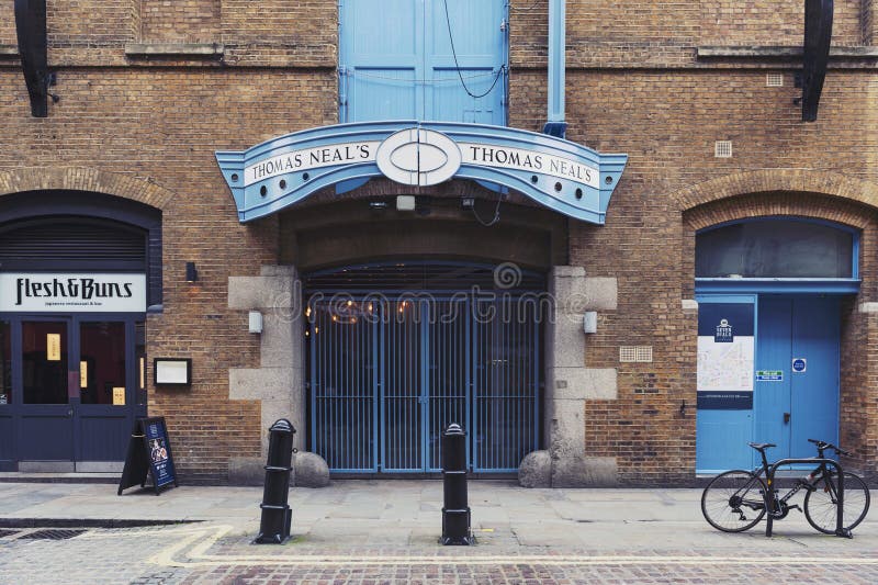 Thomas Nealâ som €™s Warehouse, utrymme för återförsäljnings-, shoppar, kontor, underhållning och uppehållet i London, UK arkivfoto Thomas Nealâ som €™s Warehouse, utrymme för återförsäljnings-, shoppar, kontor, underhållning och uppehållet i London, UK arkivfoto