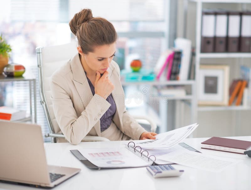 Considerado mujer de negocios documentos en oficina.