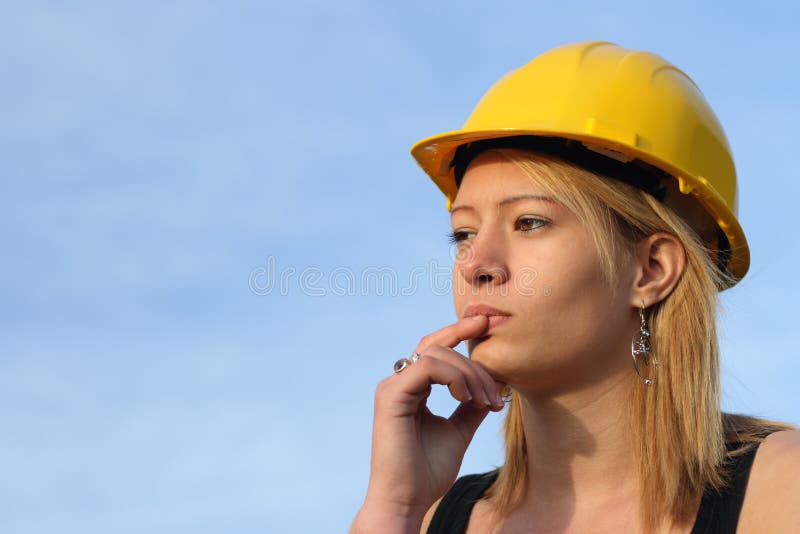 Femeie grijulie cu pălărie tare. royalty free stock photo